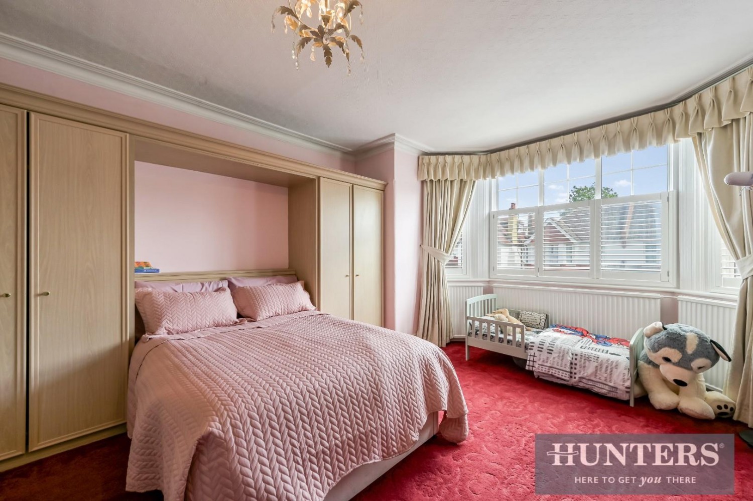 4 bedroom House for sale in Thornbury Avenue, Isleworth