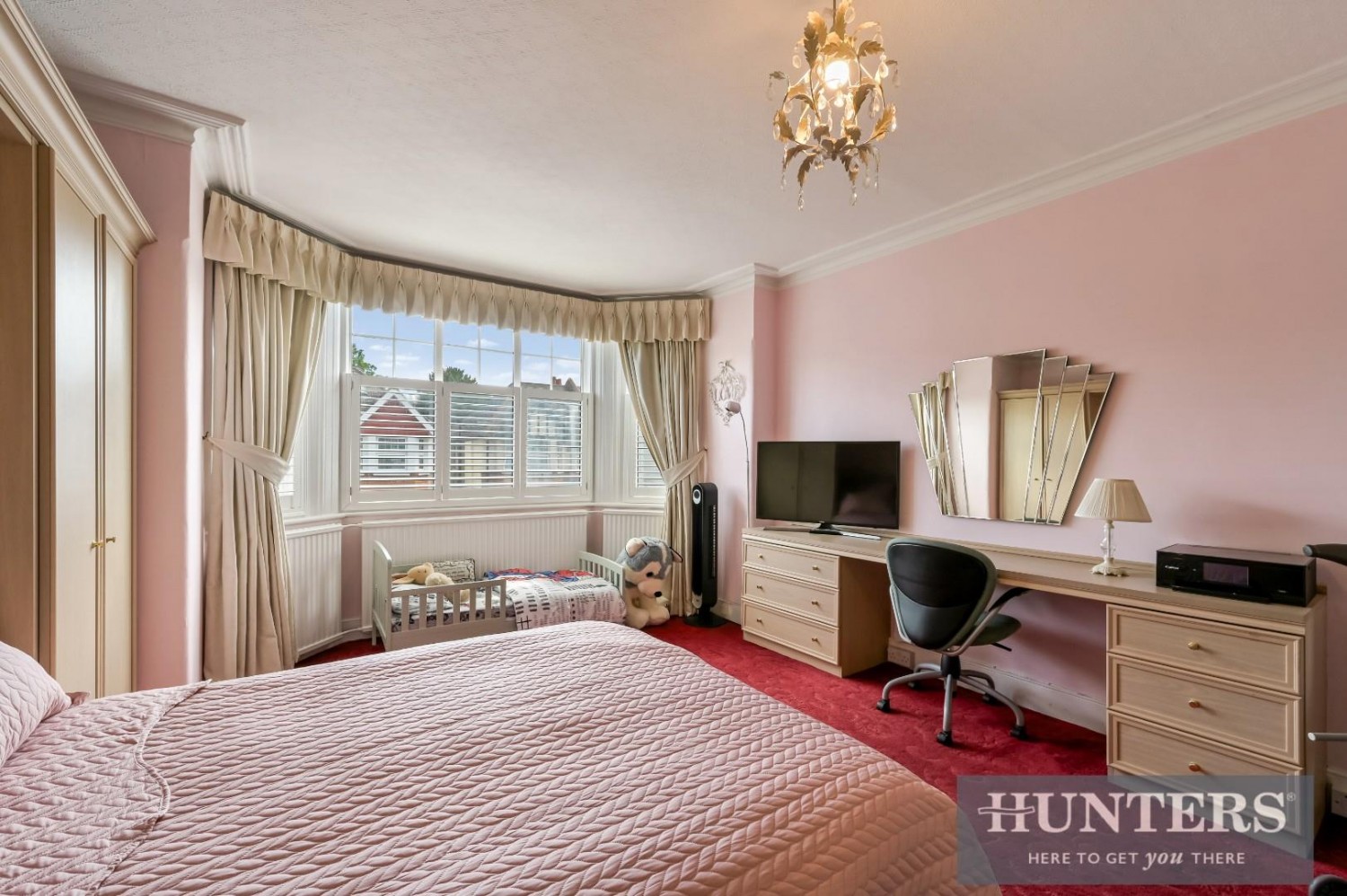 4 bedroom House for sale in Thornbury Avenue, Isleworth