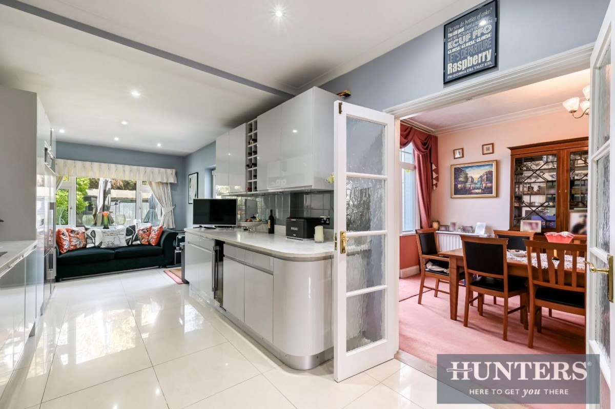 Thornbury Avenue, Isleworth