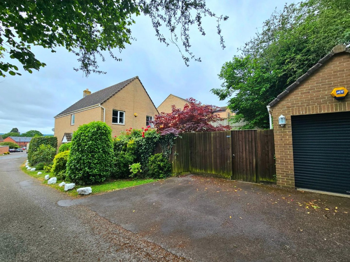 Manor Avenue, Cam, Dursley