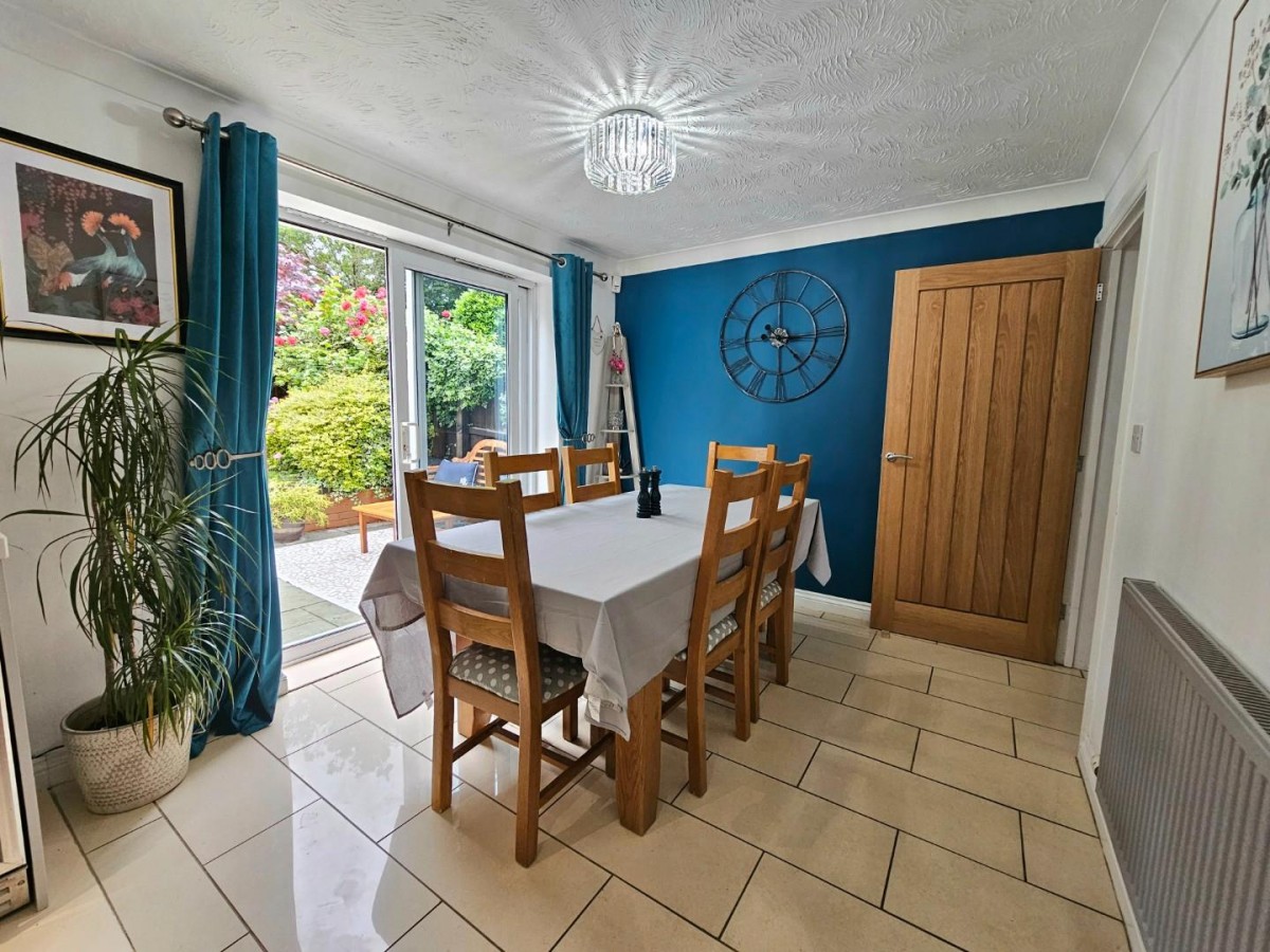 Manor Avenue, Cam, Dursley
