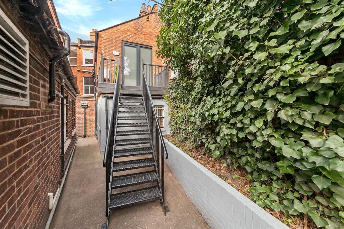 High Road, Brondesbury Park, NW10