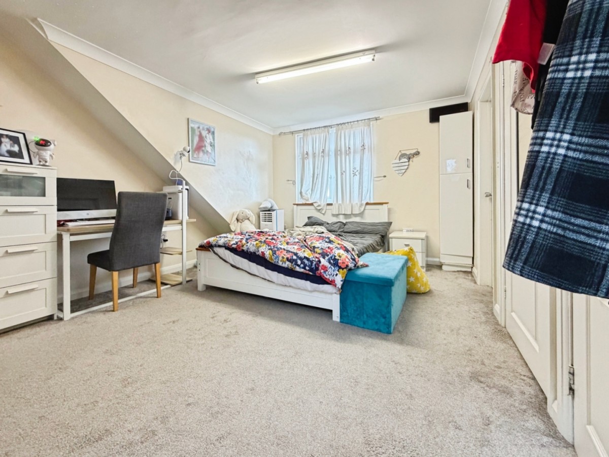 Chatsworth Crescent Road, TW3 2PE