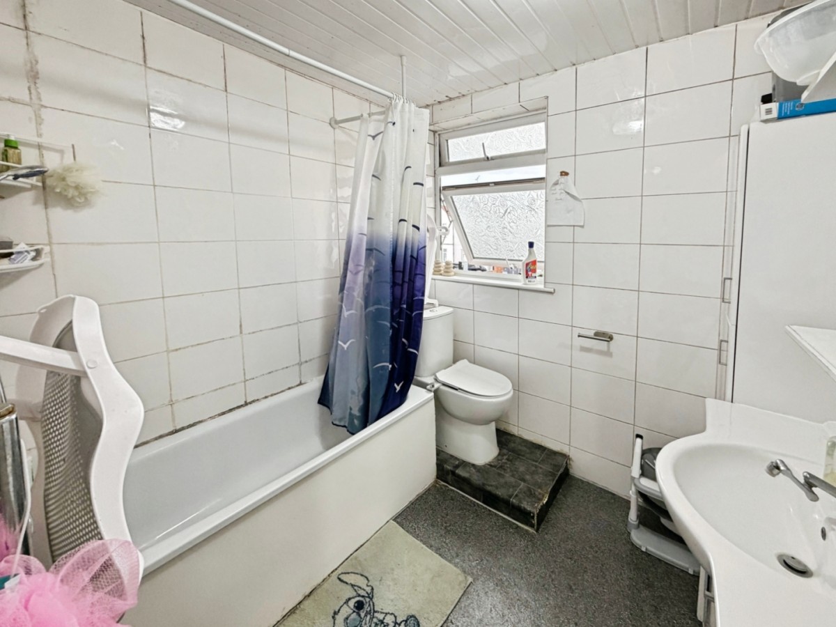 Chatsworth Crescent Road, TW3 2PE