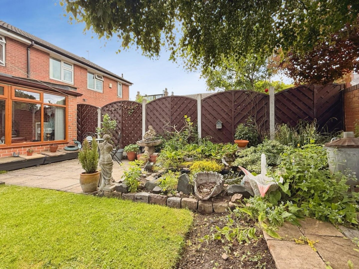 Leeds And Bradford Road, Pudsey, LS28 6LT