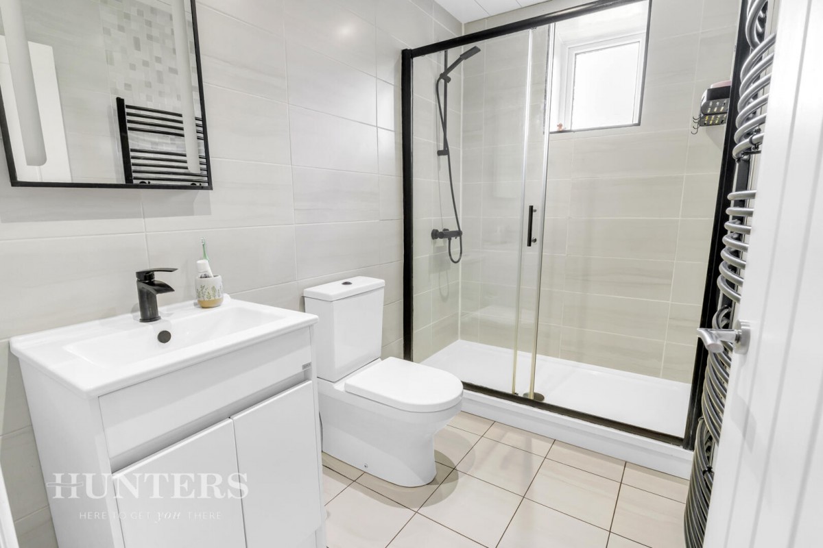 Smithy Bridge Road, Smithy Bridge, OL15 8QF