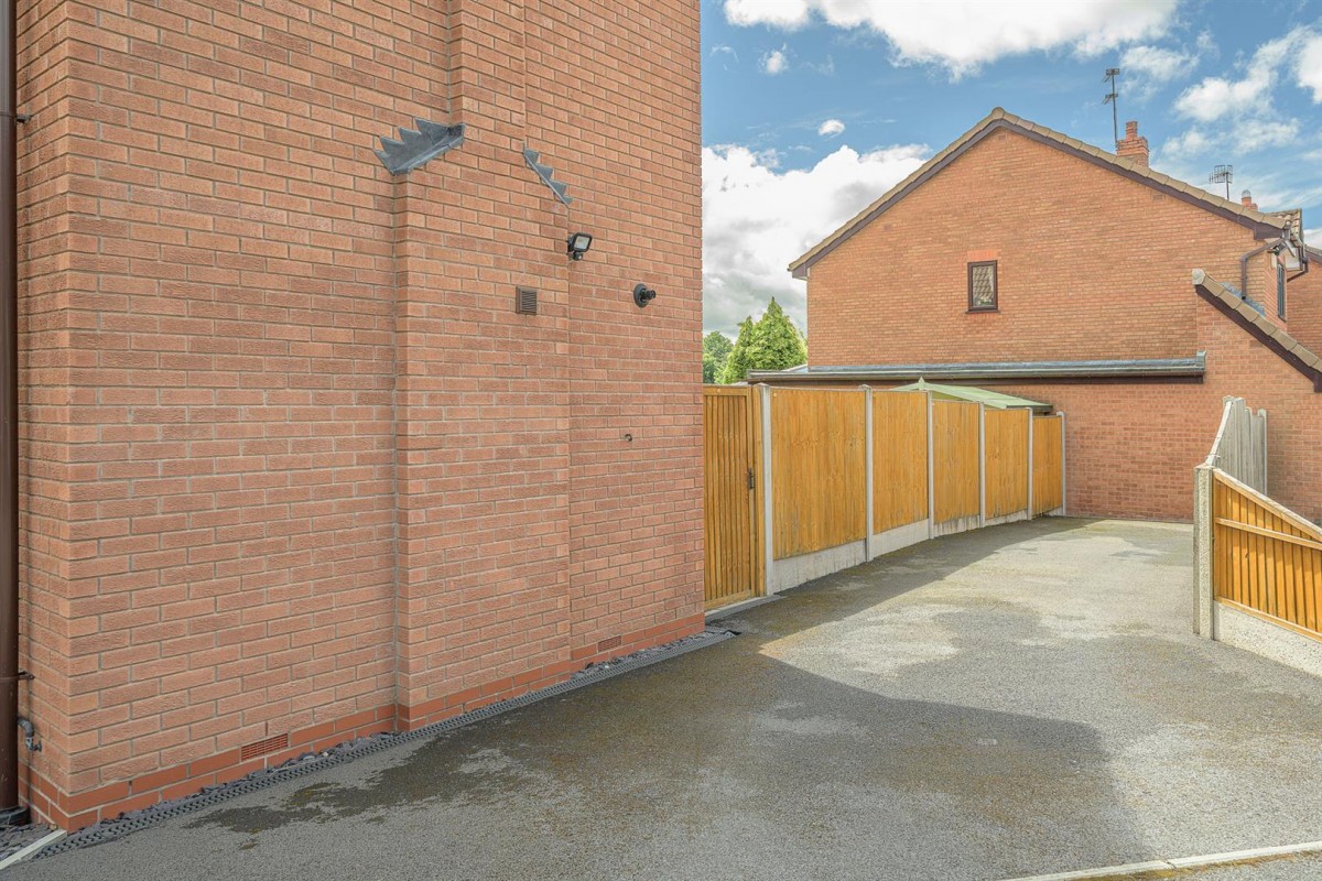 Elgar Crescent, Brierley Hill, DY5 4JJ