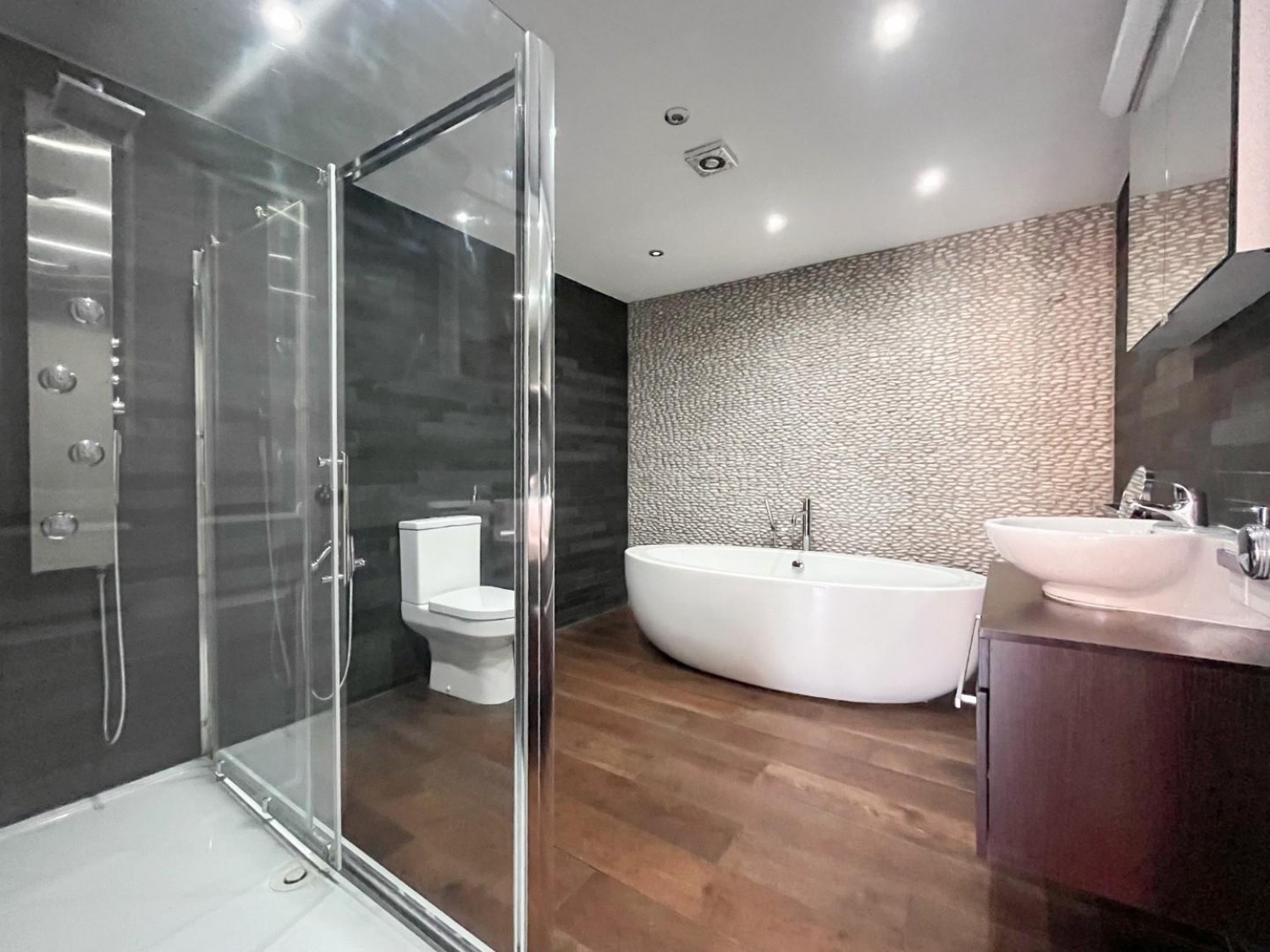 2 bedroom Flat to let in Britannia Street, Leeds