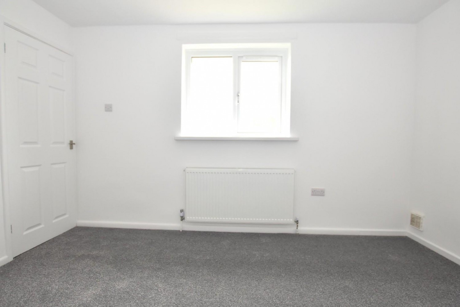3 bedroom House to let in North Side, New Tupton, Chesterfield, S42 6BN