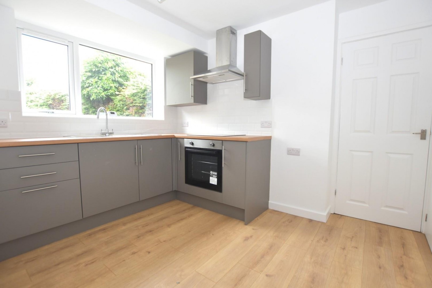3 bedroom House to let in North Side, New Tupton, Chesterfield, S42 6BN