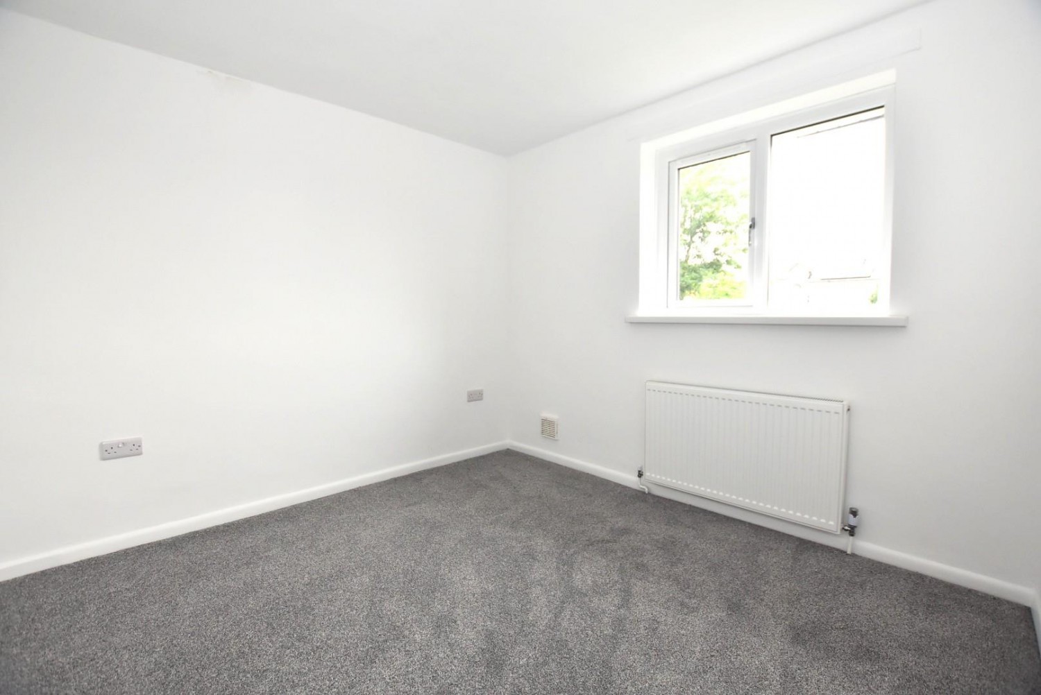 3 bedroom House to let in North Side, New Tupton, Chesterfield, S42 6BN