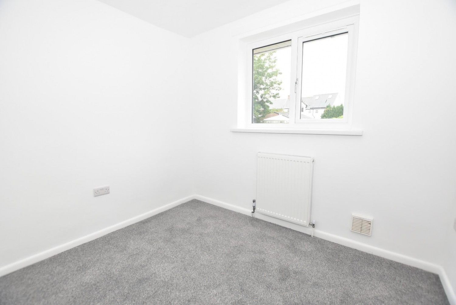3 bedroom House to let in North Side, New Tupton, Chesterfield, S42 6BN