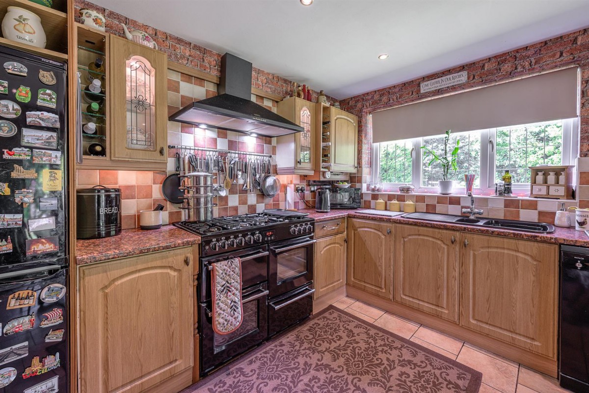 Beachcroft Road, Kingswinford, DY6 0HS