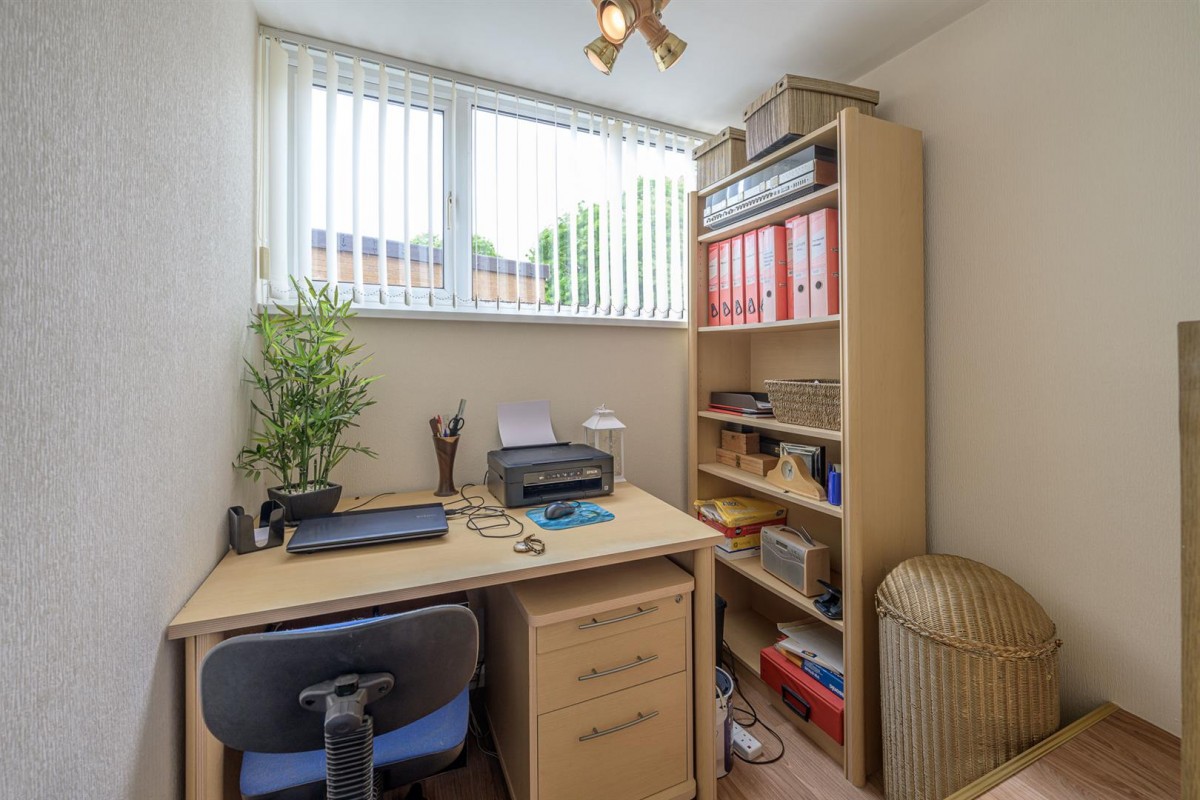 Lawnswood Road, Wordsley, Stourbridge, DY8 5LN