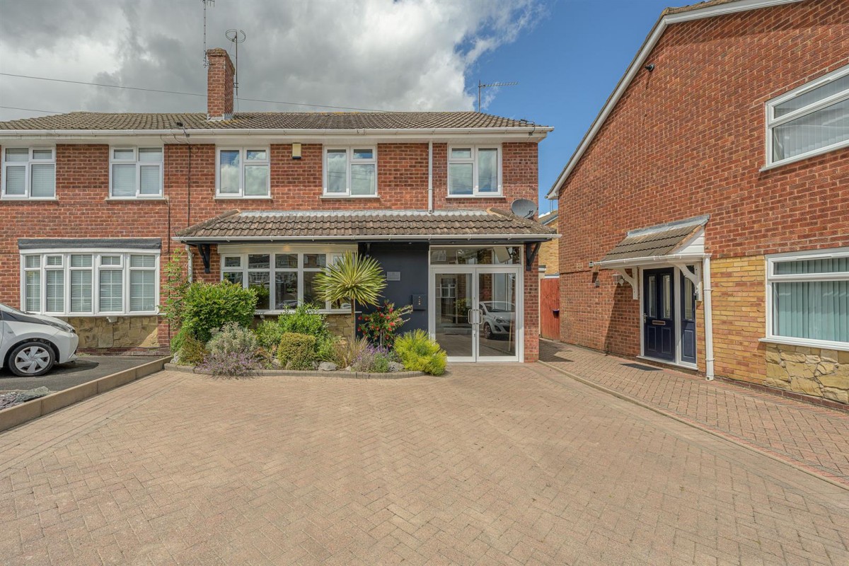 Oakleighs, Stourbridge, DY8 5JA