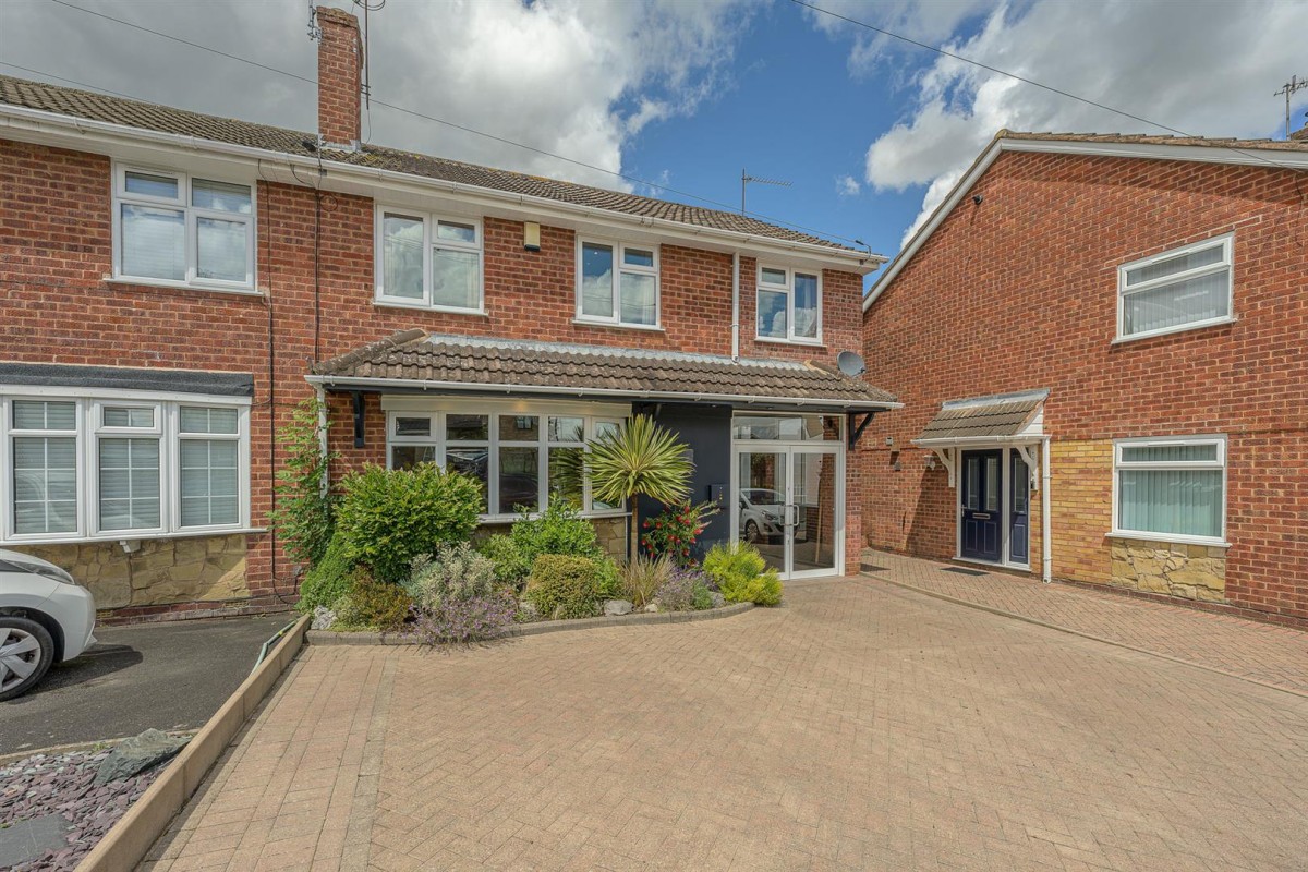 Oakleighs, Stourbridge, DY8 5JA