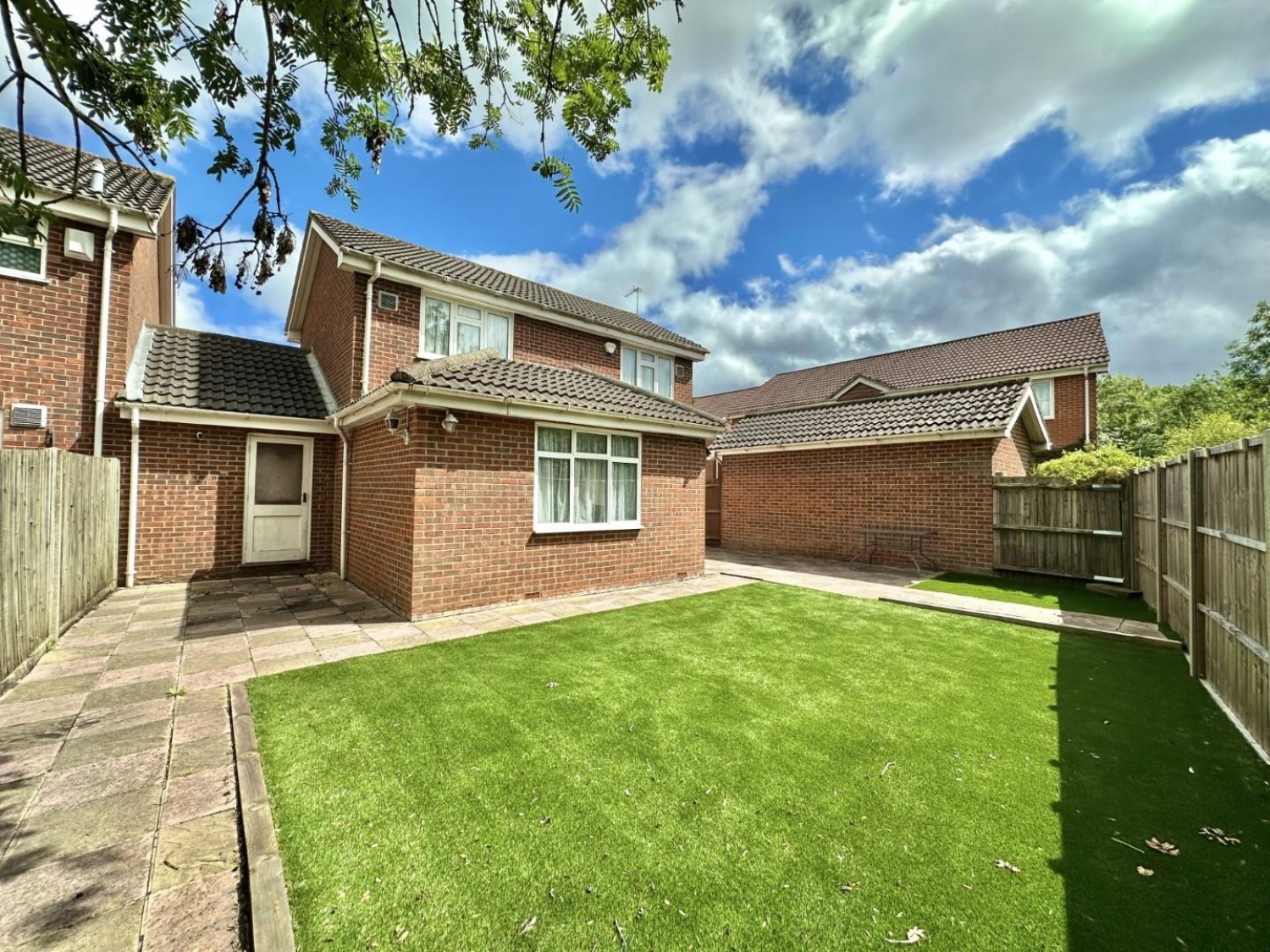 3 bedroom House for sale in Brentford Close, Yeading, UB4