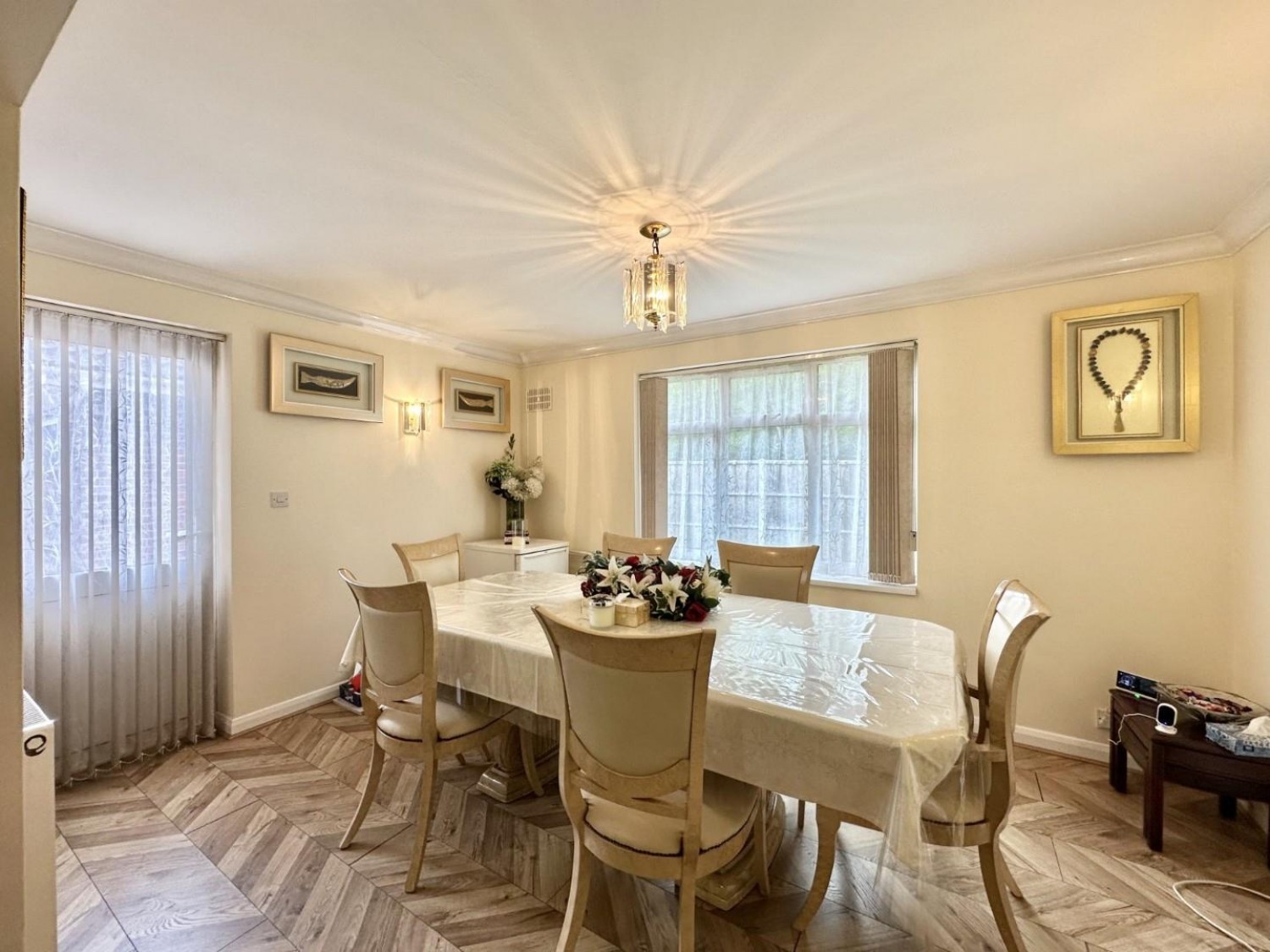 3 bedroom House for sale in Brentford Close, Yeading, UB4