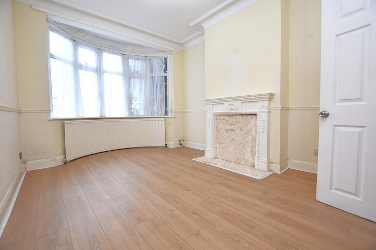 High Road, Romford, RM6