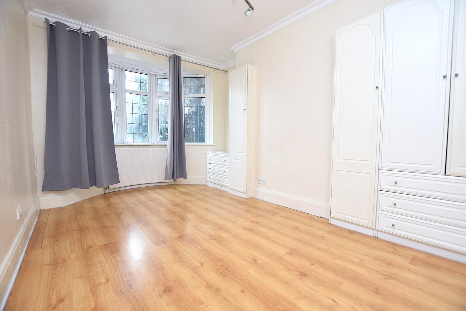 High Road, Romford, RM6