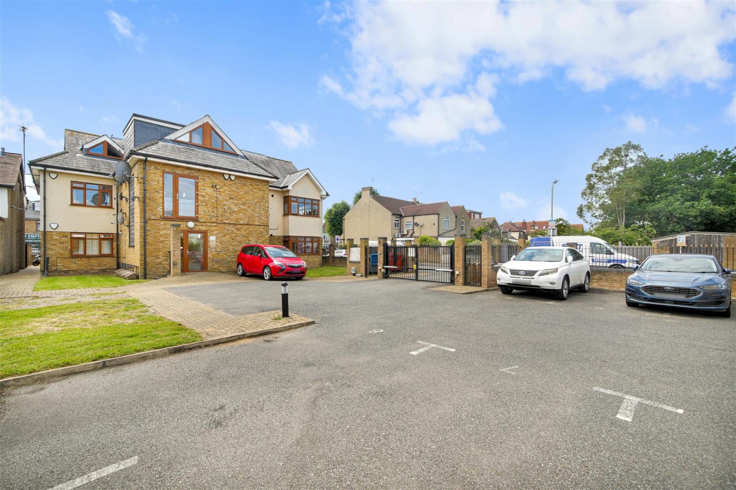 2 bedroom Flat for sale in Mawney Road, Romford, RM7