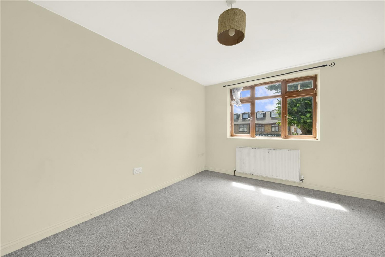 2 bedroom Flat for sale in Mawney Road, Romford, RM7