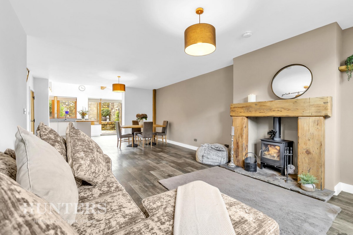 Hollingworth Road, Littleborough, OL15 0AU