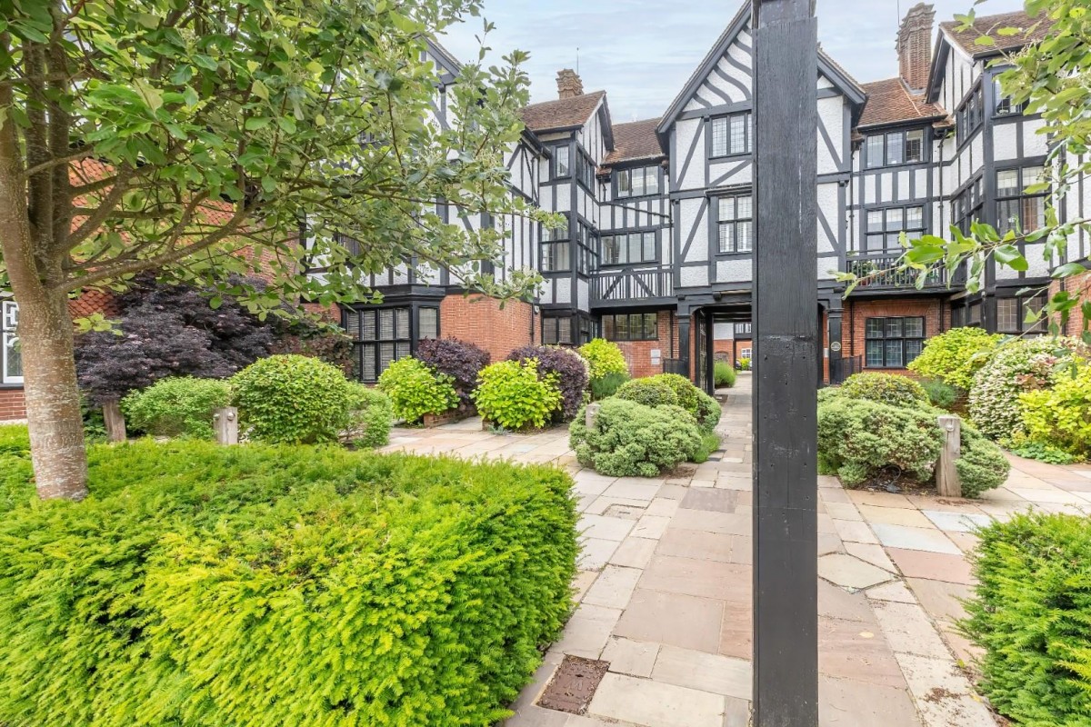 Rothschild Place, Tring