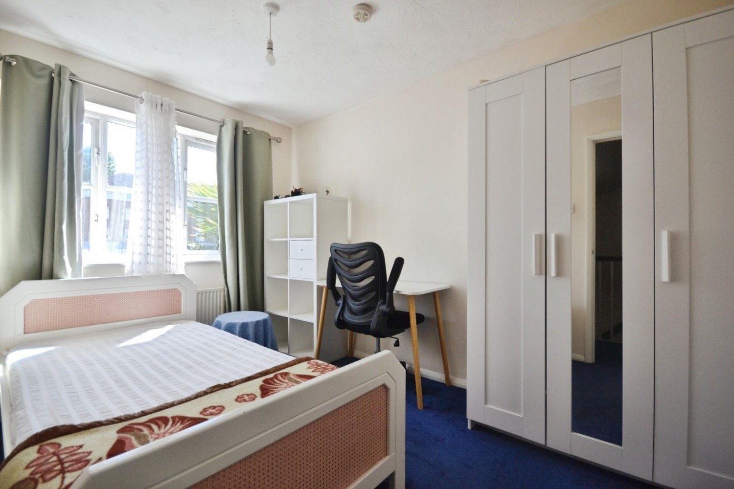 4 bedroom House to let in Elm Park, Reading