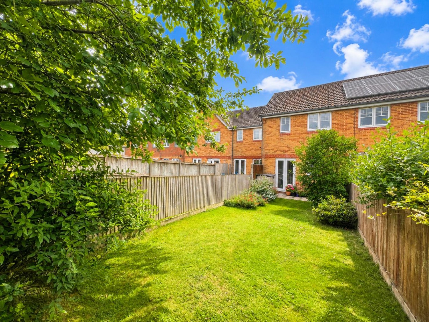 2 bedroom House for sale in Gordon Close, Ashford