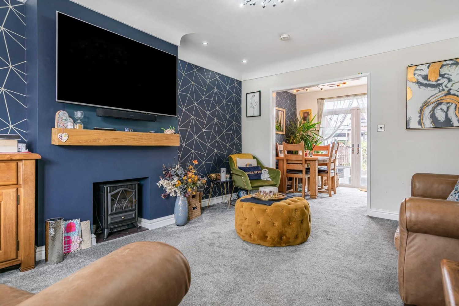 Angus Avenuee, Leigh