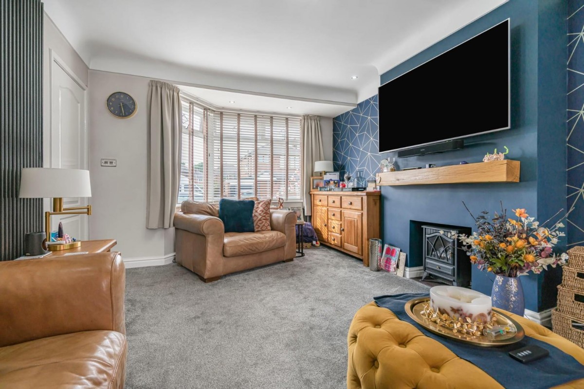 Angus Avenuee, Leigh