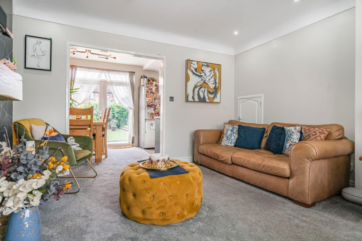 Angus Avenuee, Leigh