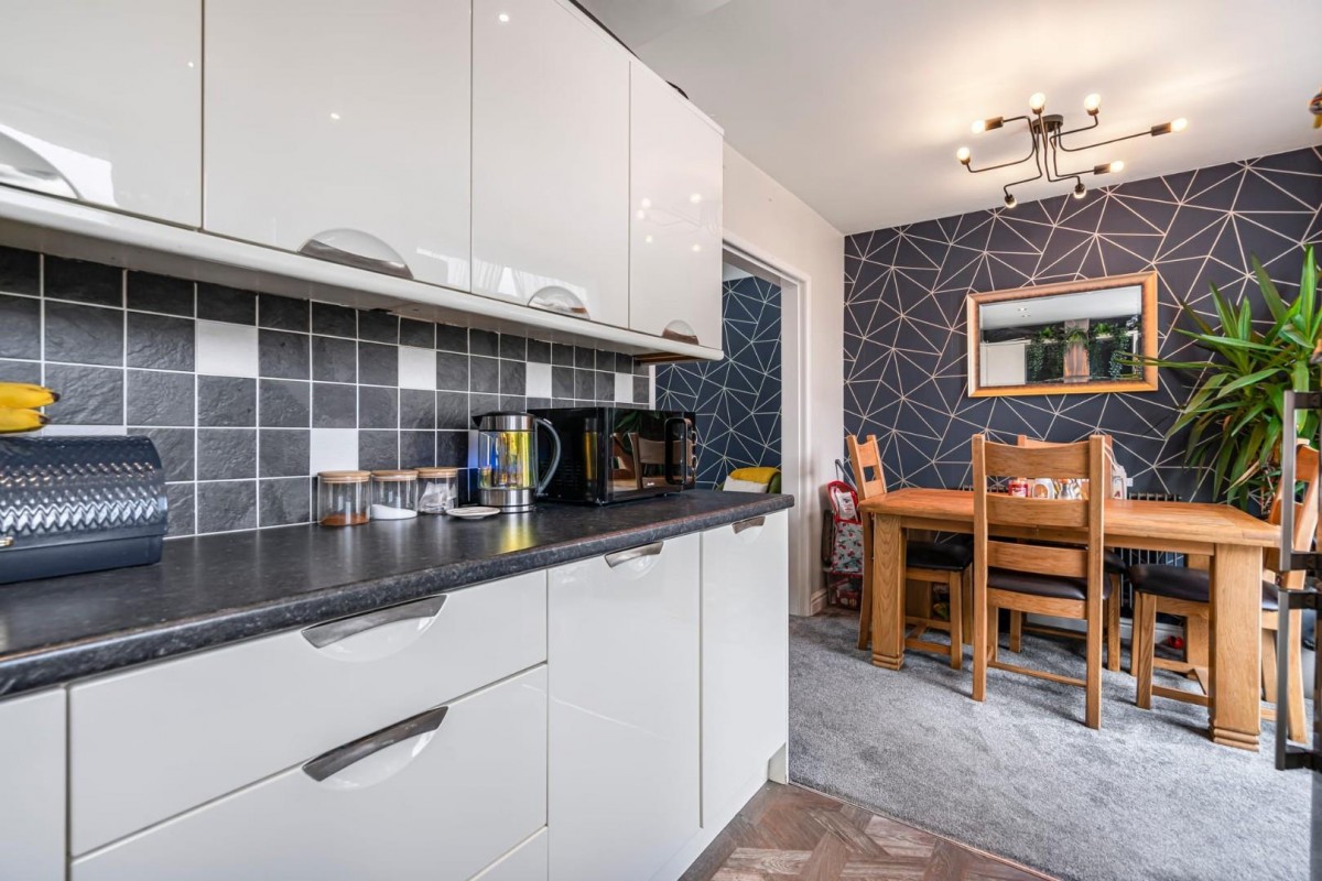 Angus Avenuee, Leigh