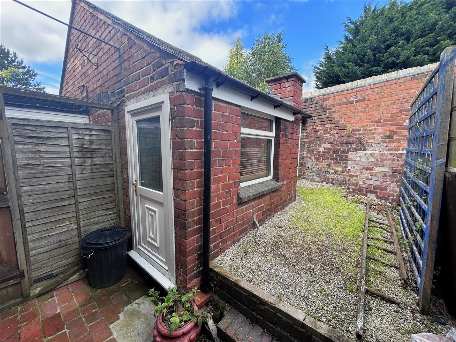 Stourbridge Road, Stourbridge, DY9 7BE