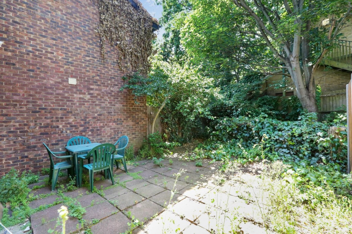 Allendale Close, London, SE5