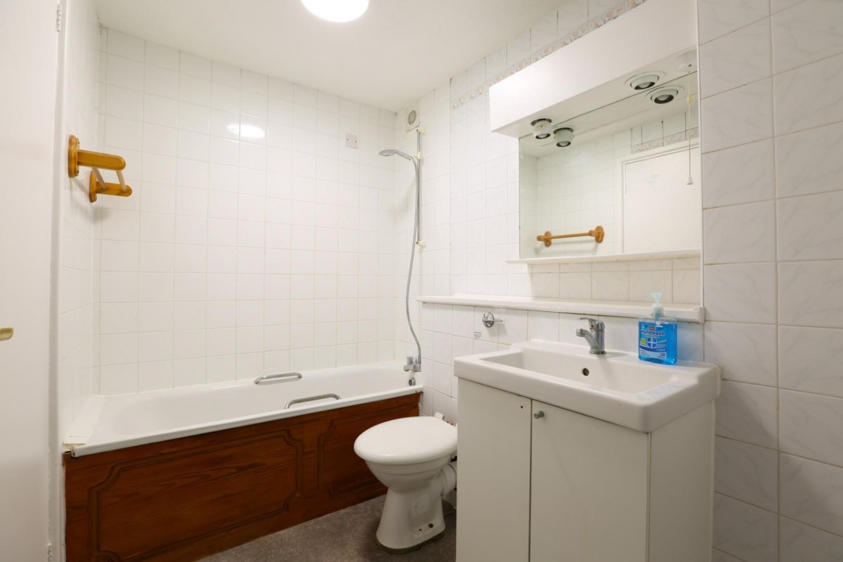 Allendale Close, London, SE5