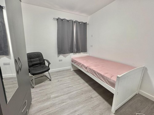 Cleave Avenue, Hayes, Middlesex, UB3 4HD