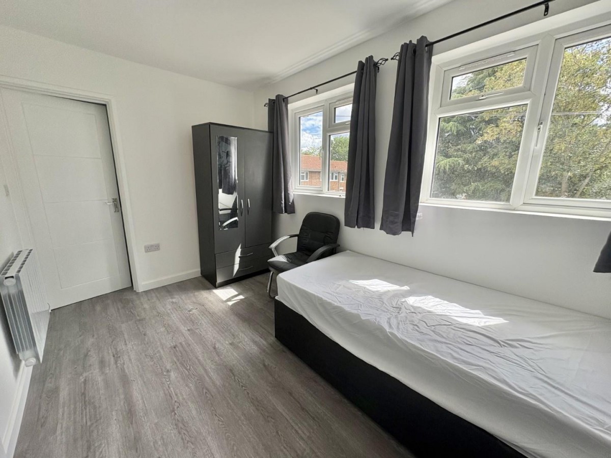 Cleave Avenue, Hayes, Middlesex, UB3 4HD
