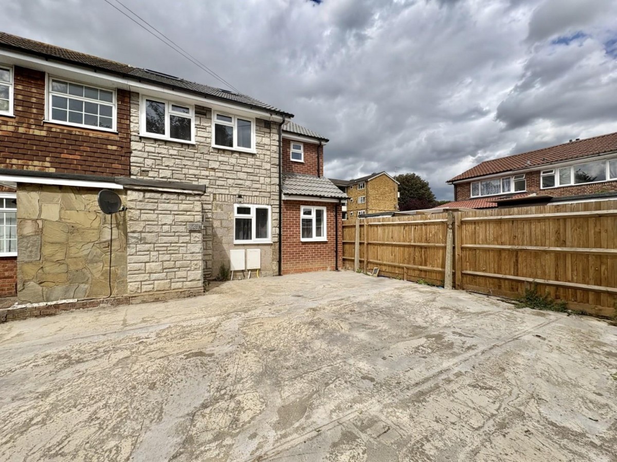 Cleave Avenue, Hayes, Middlesex, UB3 4HD