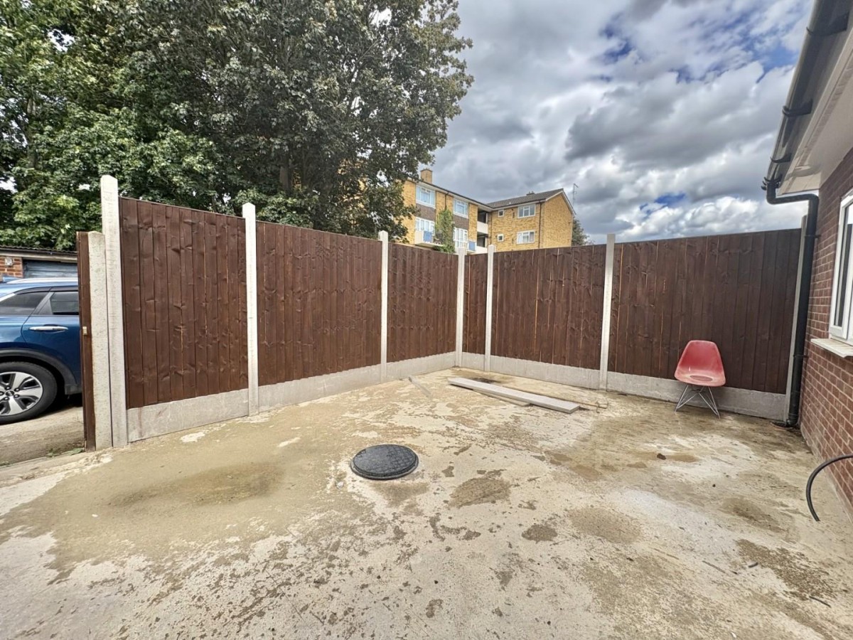 Cleave Avenue, Hayes, Middlesex, UB3 4HD