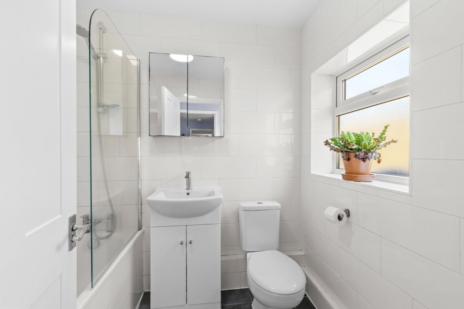 2 bedroom House for sale in Broad Street, Chesham, Buckinghamshire, HP5 3ED