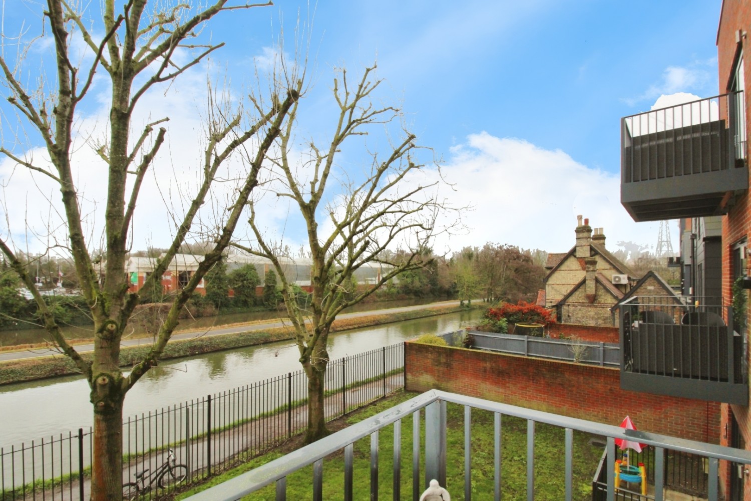 Hazlemere Marina, Waltham Abbey