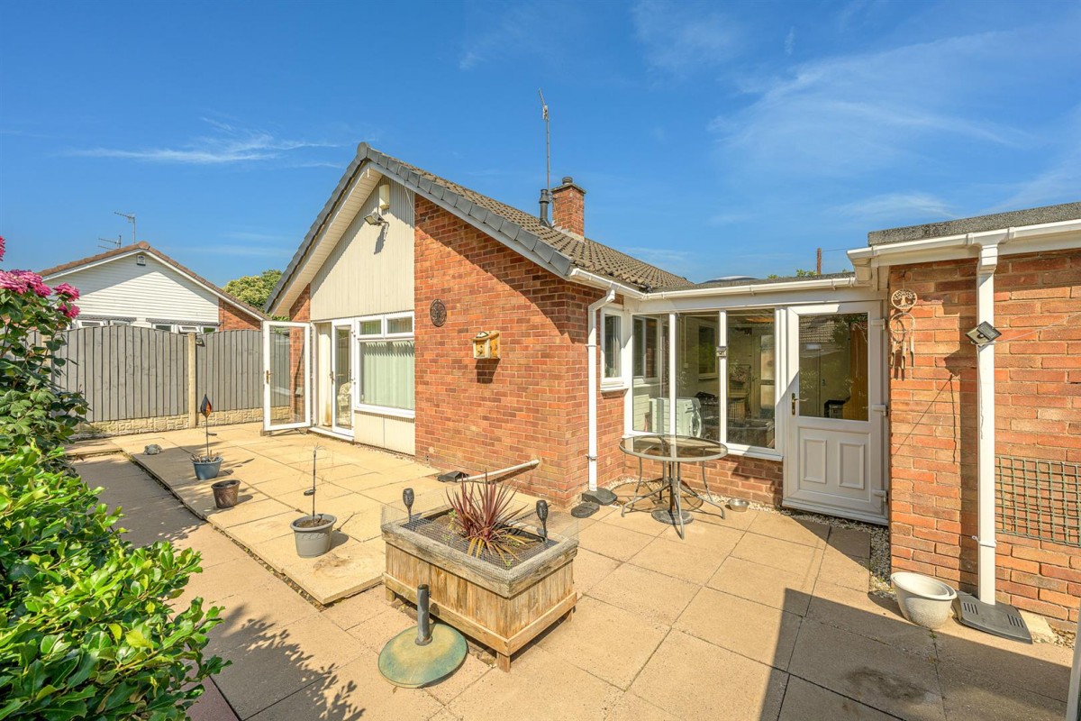 Cedars Avenue, Kingswinford, DY6 9PA