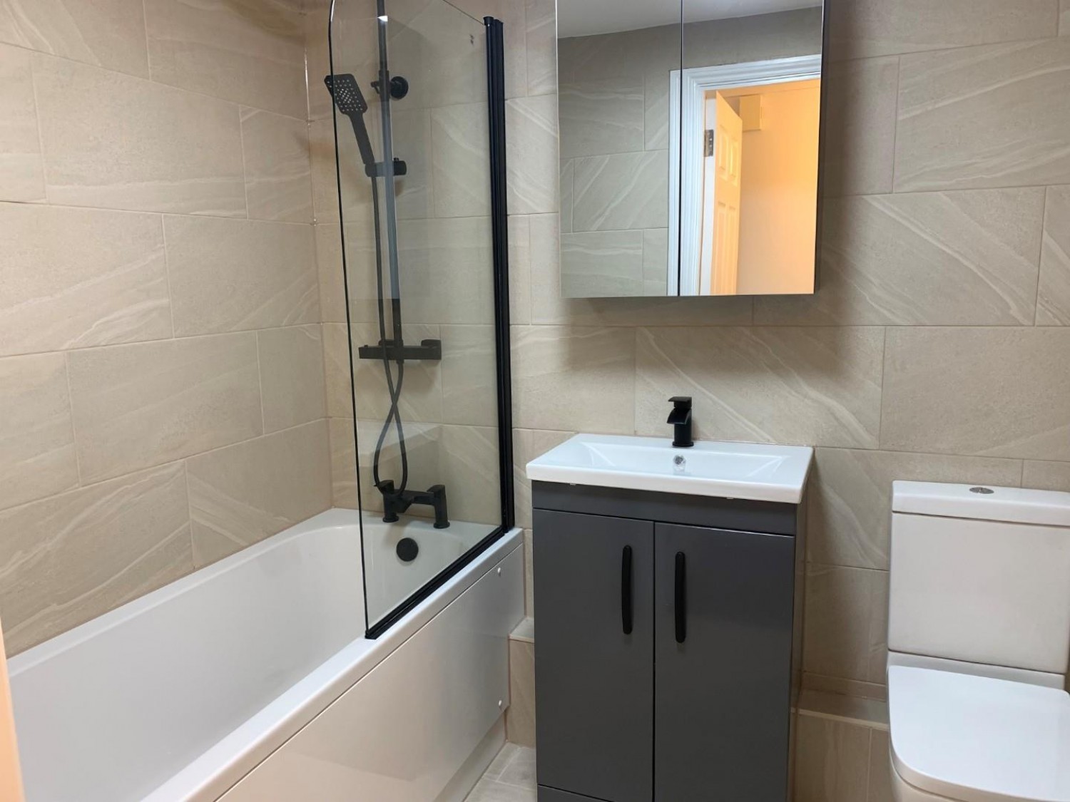 2 bedroom Flat to let in Fairfield Square, Gravesend, DA11