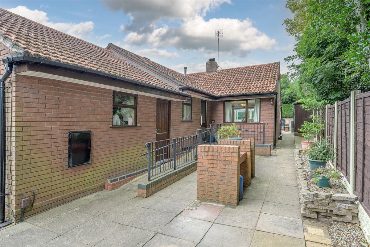 Cross Street, Kingswinford, DY6 9LY