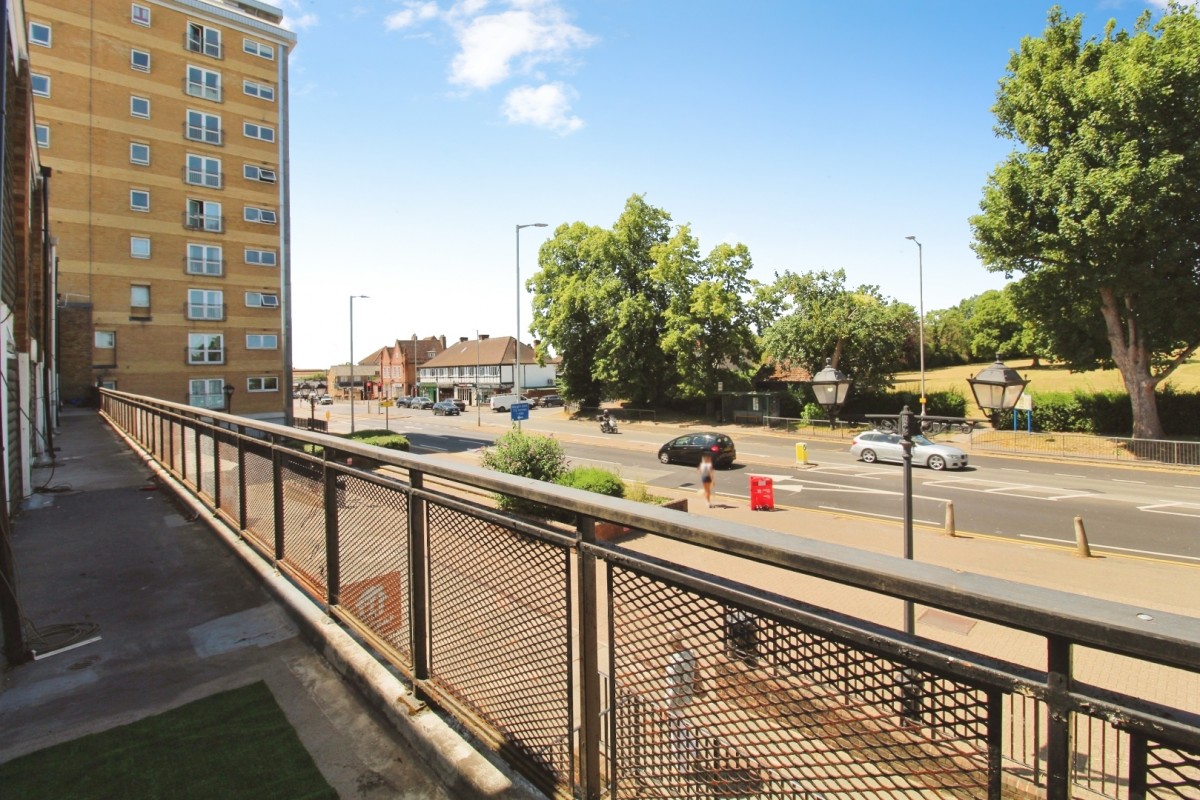 High Road, Broxbourne