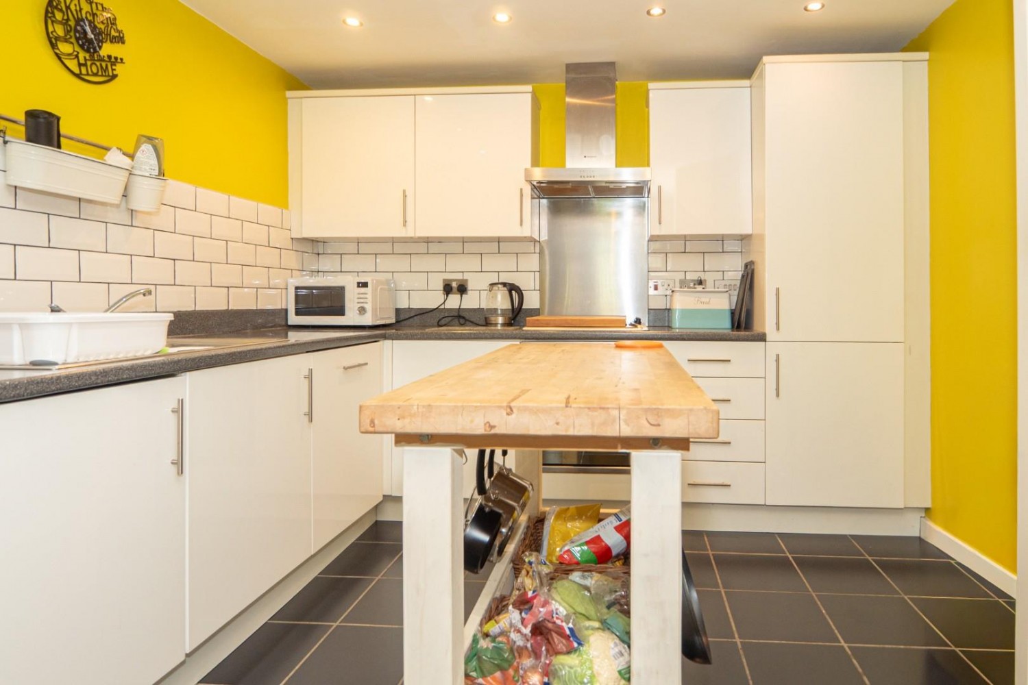 2 bedroom Flat for sale in Broadlands Gardens, Pudsey, LS28 9GD