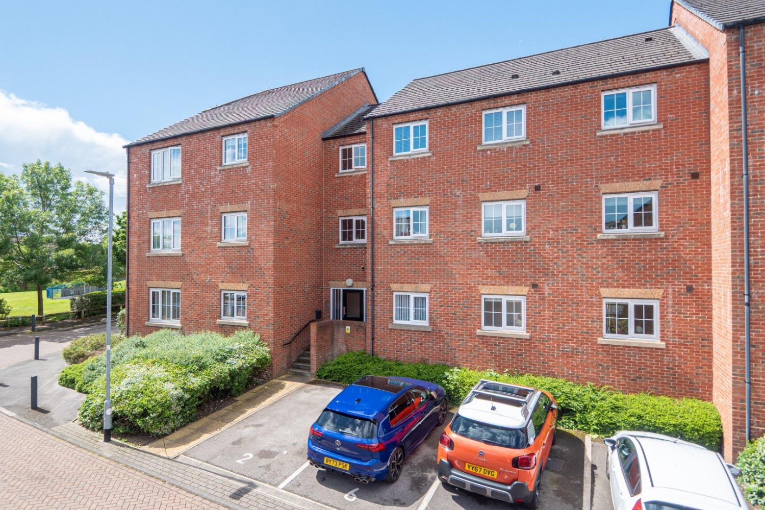 2 bedroom Flat for sale in Broadlands Gardens, Pudsey, LS28 9GD