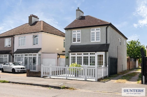 ** PRICE RANGE £550,000 - £580,000 **